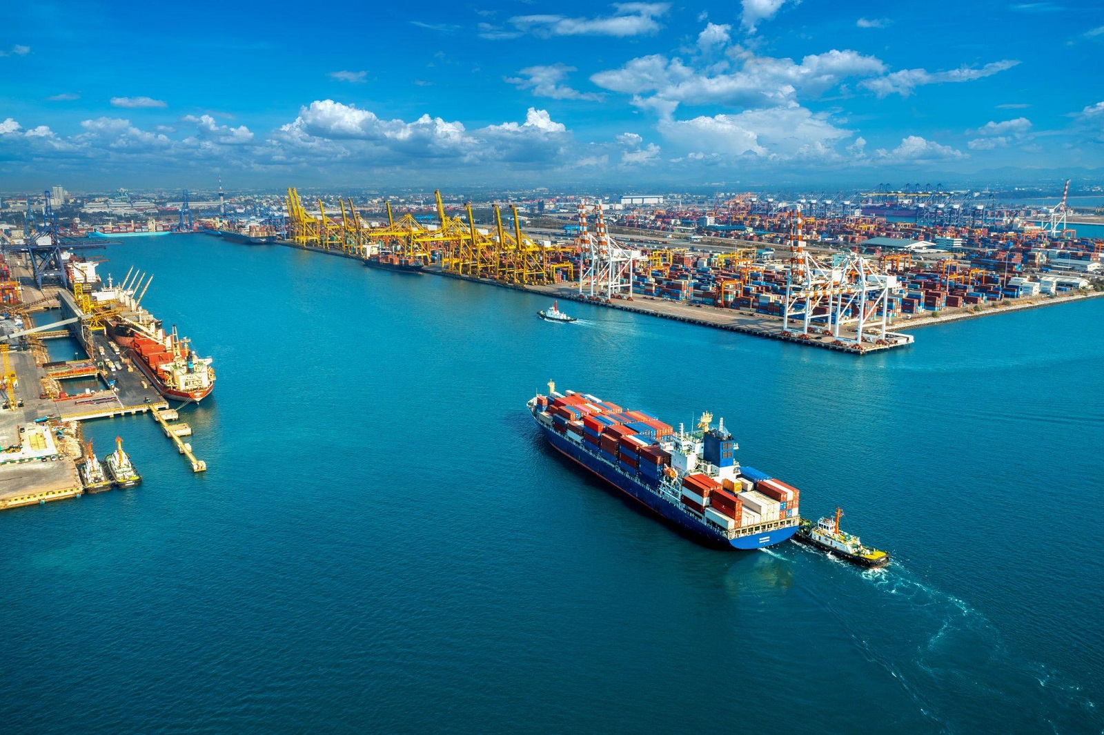 Logistikos paslaugos ir krovinių pervežimas 2025-aisiais: kokių pokyčių galime tikėtis?