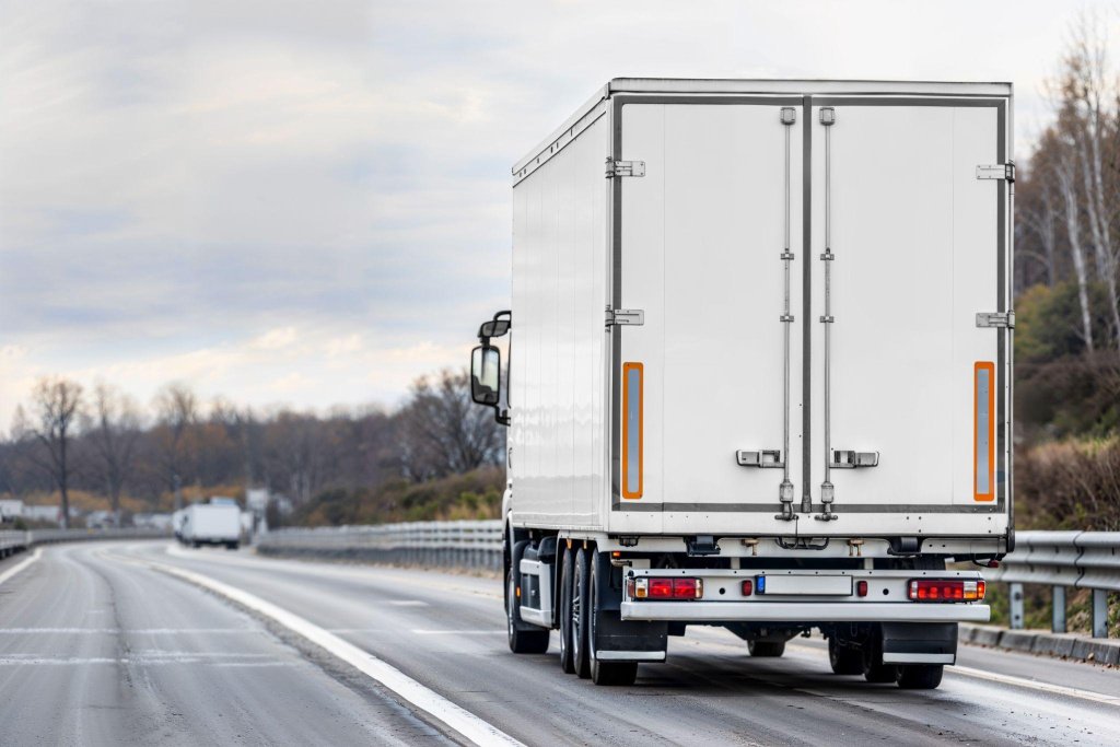 Suknvežimis, žemės transportas